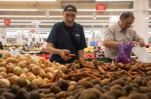 Россиянам перед Пасхой напомнили о штрафе за снятие шелухи с лука в магазине