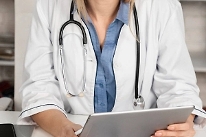 Врач по телефону «настукивала» ритм и спасла жизнь пациента с предсмертной «пляской» сердца