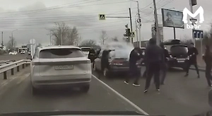 Атмосфера 90-х: Компания парней устроила драку со стрельбой на шоссе в Иркутске