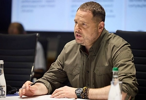 Медведев назвал «публичной гражданской казнью» арест Ермака в Киеве