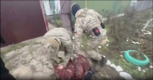 «Помочь Украине как-то»: ФСБ показала видео задержания двух крымчан за слив координат С-400