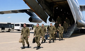 Самолёт с вернувшимися из украинского плена военными сел в Подмосковье