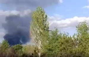 Огромный столб дыма поднимается над промзоной в подконтрольном ВСУ Запорожье