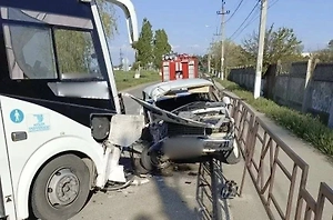 Пассажира зажало в салоне легковушки после ДТП с автобусом в Крыму 