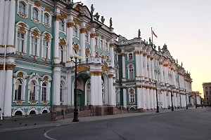 В Эрмитаже инцидент с посетителем на троне назвали вооружённой провокацией