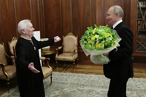 «Такой драгоценный товар везет»: Учительница Путина рассказала о поездке с президентом на Aurus