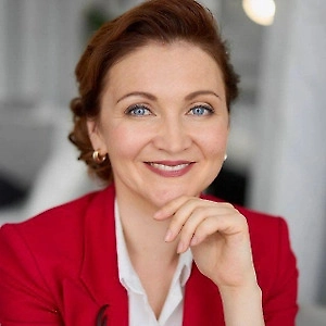 С точки зрения этикета и здравого смысла, откровенные купальники в общественных бассейнах недопустимы, если только бассейн не заявлен как специализированный для фотосессий и прочих способов нетрадиционного использования. В городских общественных бассейнах, где люди приходят плавать для здоровья в условиях города, а не демонстрировать тело, откровенные раздельные купальники, с низкой посадкой, бикини с завязками и верёвочками считаются нарушением неписаного, а часто и писаного регламента.