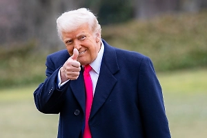 «Подкидывает кости в топку»: Почему Трамп заговорил о преемниках за два года до выборов