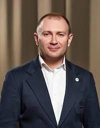 Что интересно, тело полупрозрачное, тёмное, то есть имеются проявленные признаки, как по ГОСТу, как призраки, привидения, полупрозрачные, с длинными тонкими конечностями. Это фото было сделано в 2011 году полицейским смотрителем. При этом, как он утверждает, сам он ничего при съёмках не видел. Этот эффект часто присутствует, когда снимают НЛО в небе или какой-то пейзаж, а НЛО проявляется потом на электронной матрице или, раньше, на плёнке фотоаппарата.