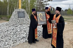 Священники объехали Пермь с иконой Божией Матери и молитвами о мире


