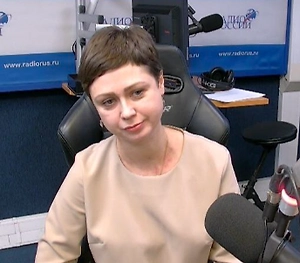 Выбор средства от комаров зависит от того, где вы находитесь: в закрытом помещении или на открытом воздухе. Для использования в квартире лучше всего подойдёт электрический фумигатор. Он работает от розетки с жидкостью или пластинами. Нагревательный элемент испаряет инсектицид (праллетрин, трансфлутрин, эсбиотрин). Он безопасен для людей и домашних животных (при соблюдении инструкции), не имеет запаха и не оставляет дыма.
