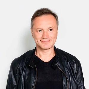 Кто будет содержать семью, детей? Если родители против, то брачующиеся дети обрекают себя либо на нищету, либо на преступления. Я знаю случаи, когда в пылу страсти женились, потом начинались проблемы, и люди шли на всякие нехорошие вещи. Или же такая семья долго не проживёт, начнутся обвинения: «Ты не способен зарабатывать», «А ты не можешь дом поддерживать». Как можно, если девочке лет 15, она ещё не доучилась, у неё же ещё и школа, как правило, и у мальчика тоже. Такой брак трудно вытянуть финансово и психологически