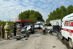 Автобус с пассажирами выкинуло с дороги после ДТП под Хабаровском