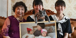 Родила двойняшек в 60 и стала блогером в 73: история китаянки, которая начала всё заново