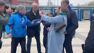 Губернатор Паслер закрыл собой женщину от неадеквата на митинге