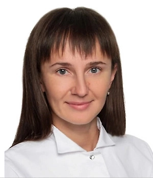 В первые часы после обнаружения паразита важно действовать быстро, ведь чем раньше удалён клещ, тем ниже риск инфицирования, в том числе клещевым энцефалитом и боррелиозом. Желательно удалять присосавшегося клеща в медицинском учреждении, но если это невозможно, процедура проводится самостоятельно. Удалять клеща нужно аккуратно, с помощью тонкого пинцета или специального клещедёра, захватывая паразита как можно ближе к коже — в области хоботка. Важно не тянуть его вверх, а медленно выкручивать, чтобы извлечь целиком. При этом нельзя сдавливать брюшко, так как это повышает риск попадания инфицированного содержимого в рану. 