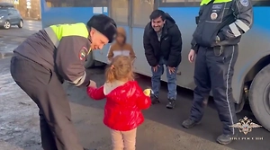 Ускользнула за калитку: В Новокузнецке спасли маленькую девочку, оказавшуюся на трассе