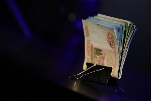 Средняя зарплата выше 200 тысяч рублей зафиксирована в пяти отраслях в РФ


