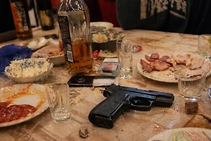 Челябинец случайно выстрелил себе в голову из травмата во время застолья и выжил