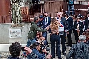 Активистки Femen сорвали церемонию в честь Жанны д’Арк во Франции