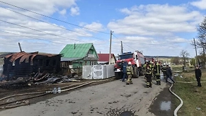Пожар в уральском посёлке, где загорелись жилые дома, полностью потушен