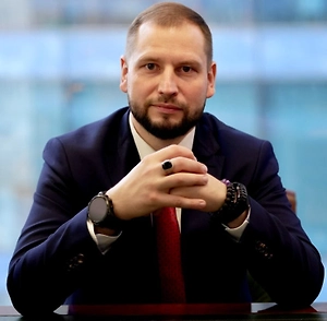 Сохраняйте спокойствие. Помните, что у вас есть права. Не вступайте в спор и не давайте показаний без адвоката. Ваша главная задача — не навредить себе лишними словами. Вместо того, чтобы оправдываться или вступать в диалог, вы можете сказать: «Я хотел бы воспользоваться своим правом на юридическую помощь и не давать показаний до прибытия адвоката». Эта фраза вежлива, законна и чётко обозначает вашу позицию, не предоставляя лишней информации и не давая поводов для дальнейших обвинений. Она демонстрирует вашу осведомленность о своих правах и желание действовать в рамках закона.