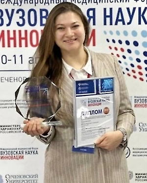 Многие владельцы считают, что миску животного достаточно периодически споласкивать водой. Однако поверхность, которая ежедневно контактирует с кормом и слюной, становится средой для размножения микроорганизмов. Остатки белков и жиров образуют тонкий органический слой. В нём бактерии закрепляются и формируют биоплёнку — устойчивую структуру, которую нельзя удалить простой струёй воды.