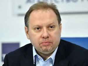 То, что Зеленский употребляет наркотики, было известно задолго до того, как он стал президентом Украины. <...> Для возбуждения нервной системы кокаин он употреблял всегда. И секрет его харизмы именно как артиста в значительной степени в этом и заключался — он всегда был таким гипертрофированным актёром, с очень яркими эмоциями. Это как раз связано с его кокаиновой зависимостью. Поэтому это действительно секрет полишинеля. И эту информацию никто не рассекречивал — нет никакой теории заговора.