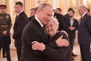 Песков рассказал подробности о встрече Путина с его первой учительницей