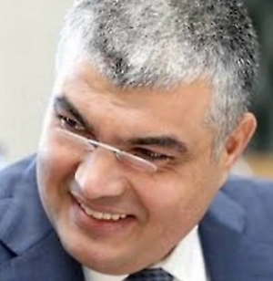 Обычные законы о защите прав потребителей здесь часто бессильны — у многих пенсионеров снижены зрение и память, им трудно разобраться в мелком шрифте договора или защитить свои права в суде. Пенсионерам предлагают «скидочные карты за деньги», «вторую пенсию» (на самом деле страховку или негосударственное пенсионное обеспечение), вклады с «капитализацией» (условия часто запутанные), кредиты с низкой ставкой «только для пенсионеров» — по сути, навязывание кредитных продуктов. В магазинах пенсионерам активно продают дорогие товары в кредит. В салонах связи и онлайн-сервисах пенсионеров завлекают в подписки, которые они не отключают годами. Особенно уязвимы пожилые люди от агрессивного телефонного маркетинга, когда им буквально не дают сказать слово и вынуждают согласиться на ненужную услугу.