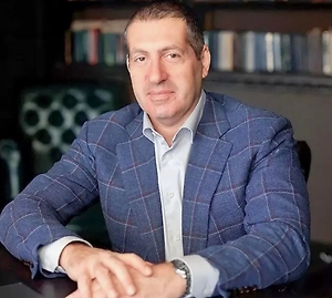 Если Линду признают виновной, ей может грозить до десяти лет лишения свободы за мошенничество и до шести лет за незаконное использование авторских прав. Подделка договоров в данном случае может быть признана способом совершения других преступлений, но не самостоятельным преступлением.