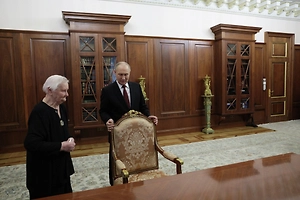 «От всего сердца»: Учительница Путина вспомнила его подарок из студенческой юности
