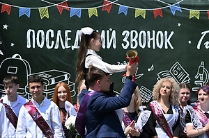 «Поплавал на пароходе — уже взрослый»: Школьные выпускные сравнили с обрядами древних племён