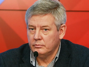 Американцы наглым образом, попирая все законы, похитили президента страны [Николаса Мадуро], вывезли его в Штаты. Незаконно обвиняли в торговле наркотиками, хотя этого не было. Не было никаких «Картелей солнц», о которых мы говорили. Это был предлог для того, чтобы сменить режим в Венесуэле. А смена режима нужна для того, чтобы запасы нефти страны снова были под контролем Вашингтона, как это было до конца 90-х. Это главная задача и цель США. Тут не надо себя обманывать.