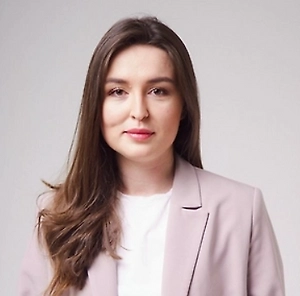 Отдельно хочу остановиться на процедуре перевода. Она устроена логично: сначала студент получает в новом вузе справку о переводе, потом с этой справкой подаёт в свой вуз заявление об отчислении в порядке перевода. Если же написать обычное заявление об отчислении по собственному желанию, рассчитывая потом перепоступить в другой вуз, можно потерять курс и поступать уже на общих основаниях. Также стоит проверить аккредитацию принимающего вуза в реестре Рособрнадзора.