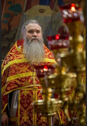 Здесь говорится о том, что в последние времена царей, буквально по тексту, именно о царях, Шестой ангел вылил чашу в свою великую реку, и высохла в ней вода, чтобы готов был путь царям от восхода солнечного. Здесь говорится об Антихристе и его войске, и о другом войске, которое в Апокалипсисе, в Откровении, обозначено как «цари от восхода солнечного». Восход солнечный обозначает здесь царство света, царство Бога. И это войско небесное. В Библии говорится, что войско царя небесного преодолеет преграду, как преодолели враги Римской империи Евфрат. То есть Евфрат здесь обозначен как оплот и преграда.