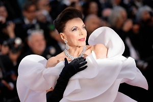 92-летняя Джоан Коллинз произвела фурор на красной дорожке в Каннах