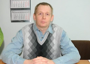 Большие рыжие клещи — это обычные клещи, которые всегда обитали у нас на юге России. Также они обитают в Азии, в Африке. Это клещи рода Hyalomma. У них хорошо развиты глаза, в отличие от обычных клещей, которые сидят и ждут прокормителя где-нибудь на травке или на веточке. Они видят приближающуюся овцу, собаку, человека, падают с куста и бегут в сторону этого прокормителя. Они его не преследуют, не бегут за ним, как собаки, а просто ползут в его сторону