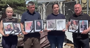 Близкие погибших в Старобельске студентов пришли к руинам колледжа с портретами