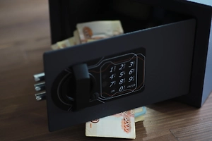 В Петербурге подросток вынес из чужого сейфа 2,6 млн руб. по указанию мошенников
