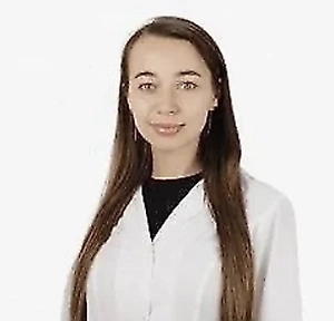 Люди с I и II фототипом кожи действительно имеют значительно более высокий риск развития меланомы по сравнению с обладателями тёмных волос и смуглой кожи. У них снижено содержание защитного пигмента меланина, что делает кожу более уязвимой к повреждающему действию ультрафиолета. Особенно высокий риск у людей с рыжими или светлыми волосами, голубыми/зелёными глазами, склонностью к веснушкам и быстрому обгоранию на солнце.