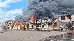 Крупный пожар охватил рынок «Тополёк» в Новой Москве