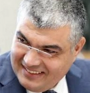 Самая большая проблема для молодой семьи при покупке квартиры — это первоначальный взнос. Даже по льготной ипотеке под 6 процентов нужно внести 20 процентов от стоимости жилья. Для однокомнатной квартиры в миллионнике это 1-1,5 миллиона рублей. Откуда их взять студенту или молодому специалисту без накоплений? В итоге семья либо откладывает рождение детей, либо годами снимает жильё, платя чужие ипотеки.