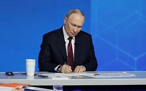 «Внесём изменения, да?»: Появилось видео, как Путин лично правит текст речи для Китая