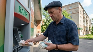 С мая 2026 всё жестко: сколько можно внести через банкомат и за что блокируют счёт при переводах