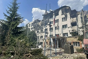 «Дети не должны погибать»: Иностранные репортёры не сдержали слёз, увидев место удара в Старобельске