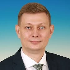 Когда чиновники, ведомства и различные «уважаемые люди» спокойно ездят на наглухо тонированных автомобилях — это почему-то не смущает. А когда обычный человек хочет защититься от палящего солнца, жары и любопытных взглядов — сразу начинаются разговоры про угрозу обществу.