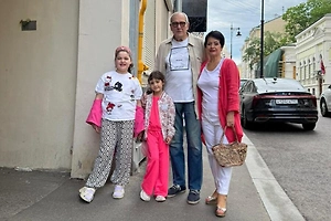 Жена Виторгана показала редкое фото 86-летнего актёра с маленькими дочерьми