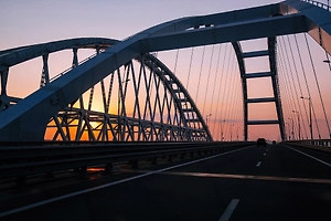 Движение по Крымскому мосту временно остановлено