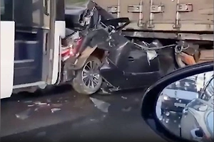 Автобус и фура смяли легковушку с двух сторон в ходе ДТП под Набережными Челнами